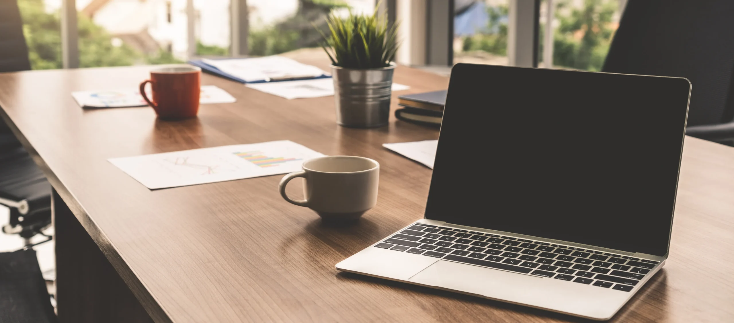 机の上にPCが置いてある